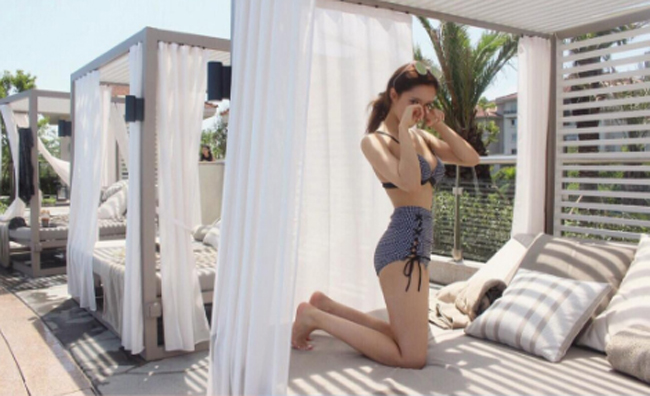Ảnh bikini của ngôi sao thần tượng được khen không khêu gợi nhưng vẫn rất quyến rũ.