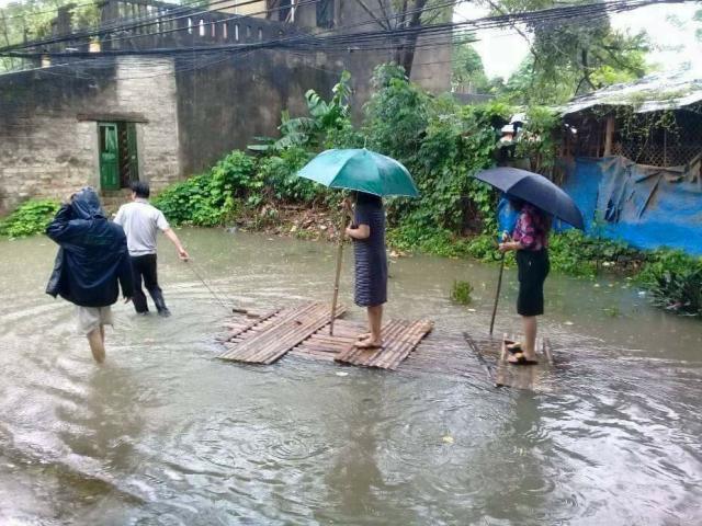 Xôn xao hình ảnh nữ chủ tịch phường đứng trên bè để dân kéo “đi thị sát lụt”