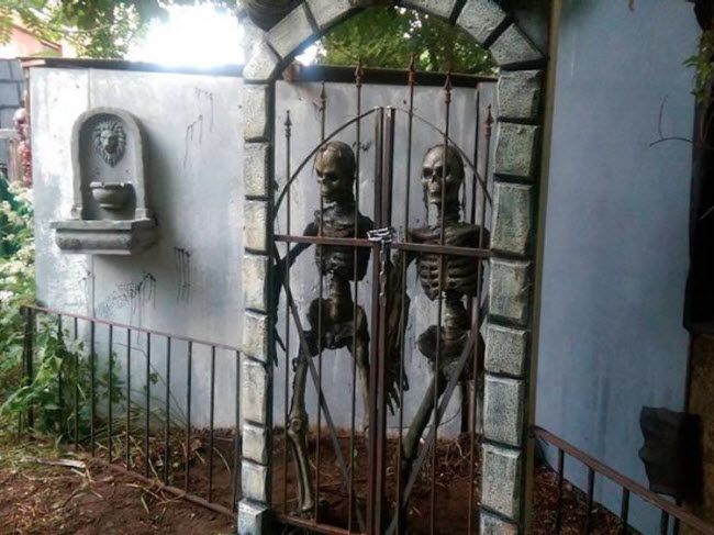 Nhà Dark Manor, Connecticut: Dark Manor được bình chọn là ngôi nhà kinh dị đáng sợ nhất ở bang Connecticut. Tại đây, du khách trải nghiệm qua ba khu chính: Trang viên, Nghĩa địa và Hầm mộ.