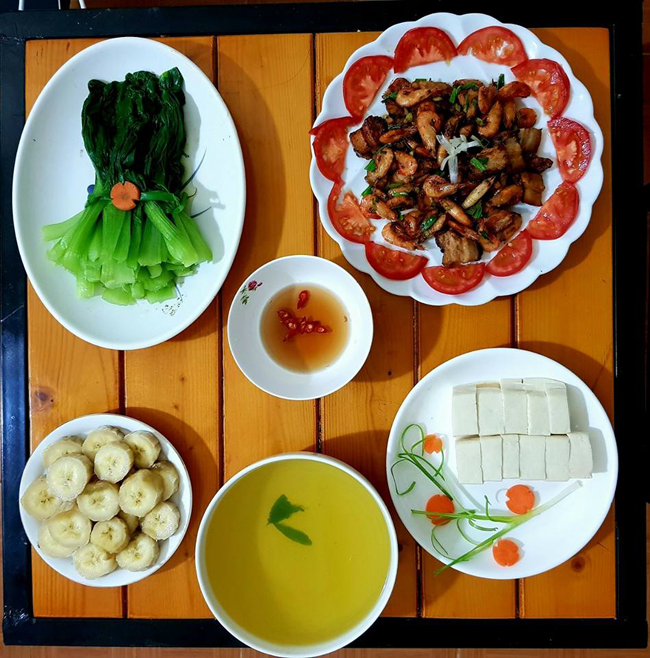 Trao đổi với phòng viên chị chia sẻ, sau khi tan làm chị đảm nhiệm việc nấu ăn cho cả gia đình.