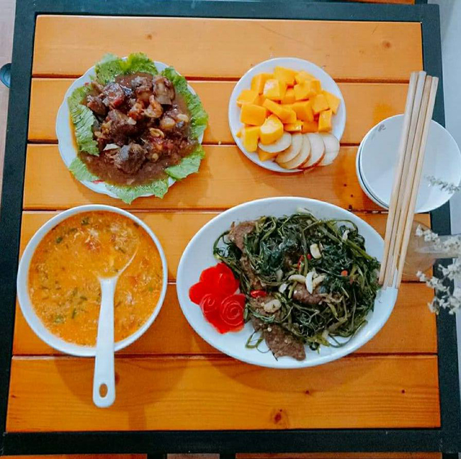 Ngày mưa mà được thưởng thức sườn kho, thịt trâu xào rau muống và canh trứng thì tuyệt phải biết.&nbsp;