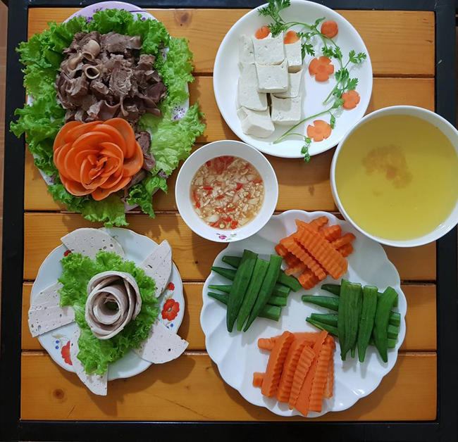 Mâm cơm được trang trí đẹp mắt.&nbsp;