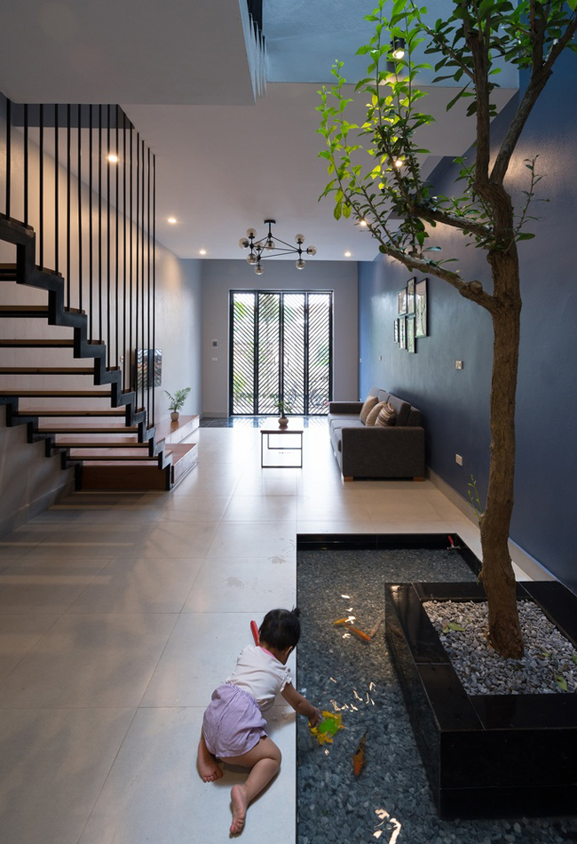 Bức tường gạch trắng vừa giúp thông gió, mang ánh sáng tự nhiên vào nhà, vừa tạo nét đẹp thẩm mỹ khác biệt cho căn nhà.