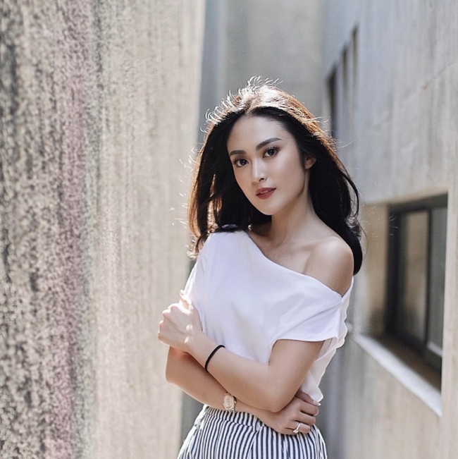Dù hiếm khi mặc đồ hở hang nhưng chỉ cần một lần trễ vai hờ hững cũng đủ khiến người ta chao đảo vì vẻ đẹp của Ketrin.