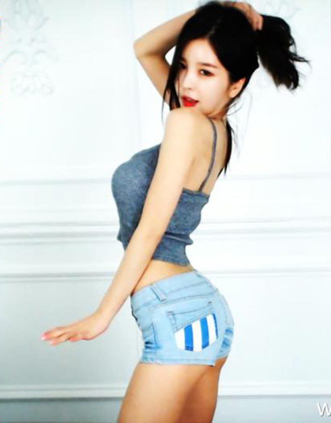 Nhiều shoot hình của Doãn Tố Uyển khiến người xem chỉ muốn lắc lư theo điệu nhảy của cô nàng.