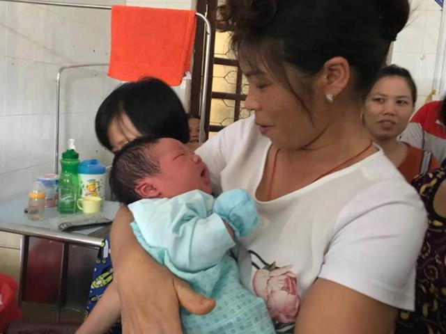 Thông tin mới nhất về sức khỏe bé sơ sinh có cân nặng ”khủng” nhất Việt Nam