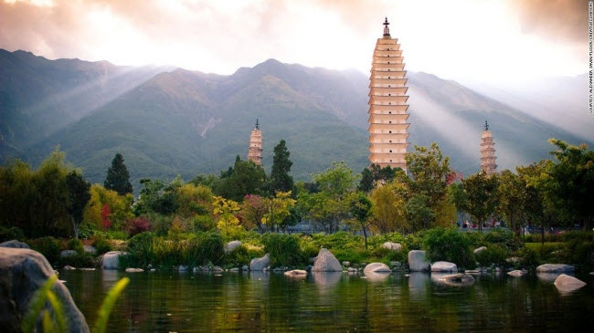 Sùng Thánh Tự, tỉnh Vân Nam: Tòa tháp cổ nhất nhất được xây dựng từ giữa thế kỷ thứ 9. Với chiều cao 69 m và 16 tầng, đây cũng là ngôi chùa tháp &nbsp;cao nhất ở Trung Quốc.
