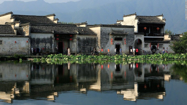 Làng cổ Hoành Thôn, tỉnh An Huy: Đứng trước dãy núi Hoàng Sơn, ngôi làng cổ 900 năm tuổi từ lâu đã thu hút rất nhiều du khách Trung Quốc nhờ không gian yên tĩnh và kiến trúc độc đáo.