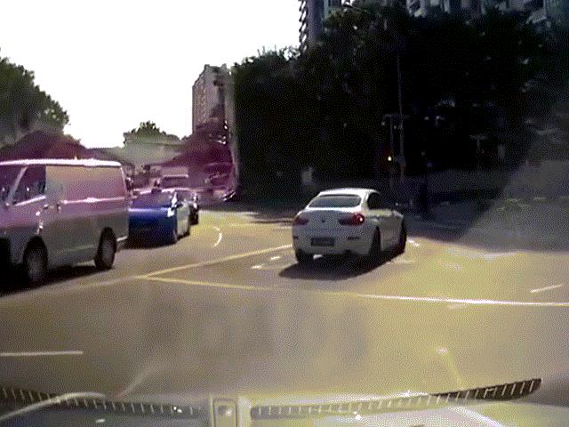“Xe ma” bất ngờ xuất hiện gây tai nạn trên đường phố Singapore?