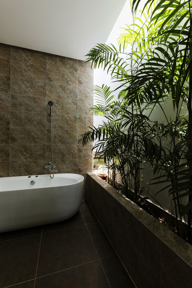 Bồn tắm đặt cạnh tiểu cảnh mang đến cảm giác như ở trong các resort nghỉ dưỡng.