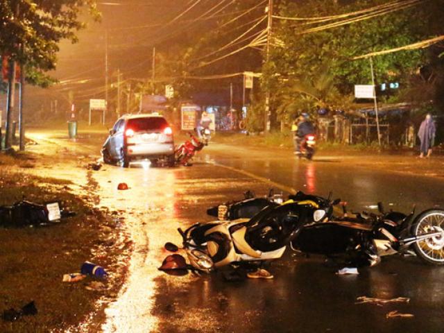 Ô tô “điên” tông 6 xe máy, 9 người nằm bất động trên đường