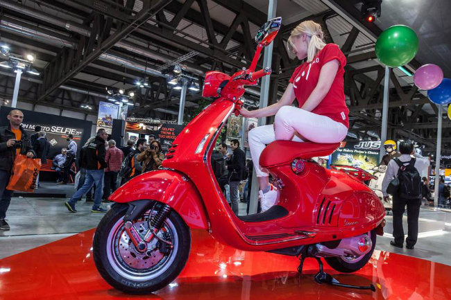 Vespa 946 RED được thiết kế đẹp, với màu đỏ bao phủ nhằm nâng cao nhận thức của công chúng về những dịch bệnh trên. Số tiền bán được cũng sẽ trích ra một phần để hỗ trợ những bệnh nhân khó khăn nhất.