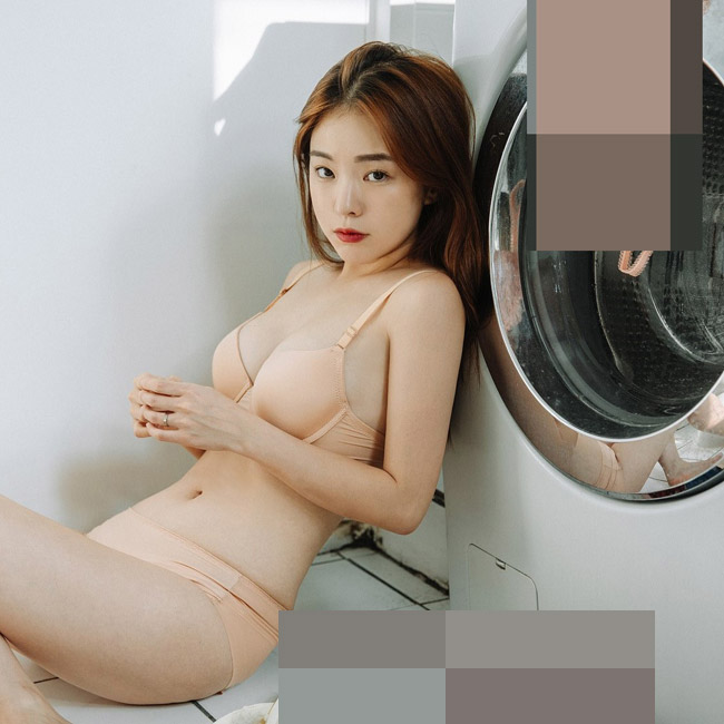 Ha Neul năm nay 23 tuổi, nổi lên với vai trò người mẫu nội y.&nbsp;