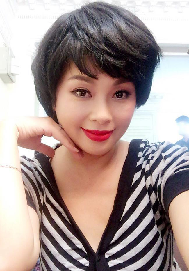 Một Thanh Tú ngoài đời trẻ trung, sành điệu, khác hẳn với hình ảnh những &#34;bà cô đanh đá&#34; trên phim.