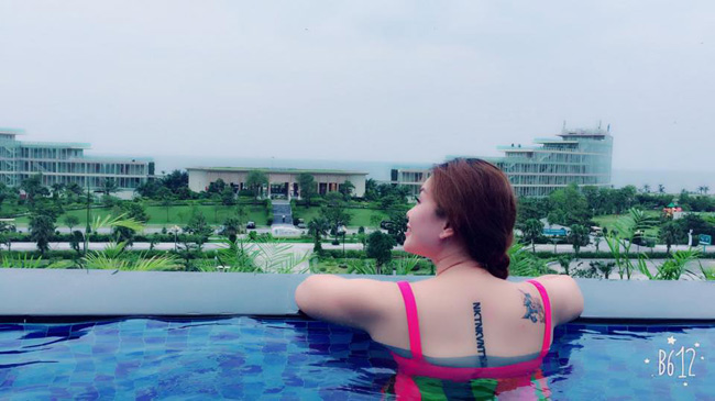 Một chút cá tính ngoài đời thường khi chị để lộ hàng chữ hình xăm phía sau lưng.