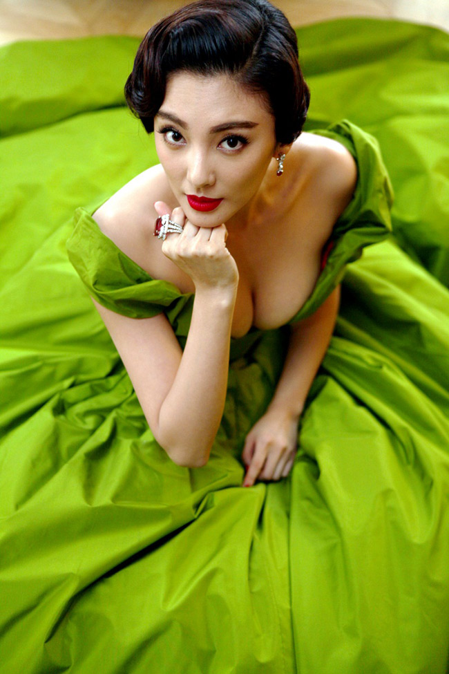Trương Vũ Kỳ cũng gặp nhiều rắc rối về hôn nhân. Chồng cô bị đồn quan hệ &#34;ngoài luồng&#34; khiến gia đình tan vỡ.