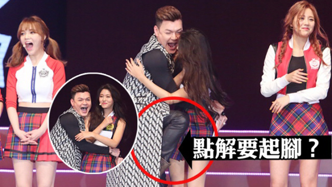 MC Alex Lee có nhiều hành động quá thân mật với Seolhyun ngay trước ống kính. Nữ ca sĩ đã khéo léo né người sang một bên. Cô cố giữ tinh thần thoải mái bằng nụ cười tươi nhưng hình ảnh sau đó khiến các fan phải lên tiếng bảo vệ Seolhyun.