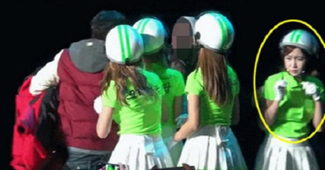 Chứng kiến sự việc ngay trên sân khấu, các cô gái nhóm Crayon Pop tỏ ra luống cuống và sợ hãi.