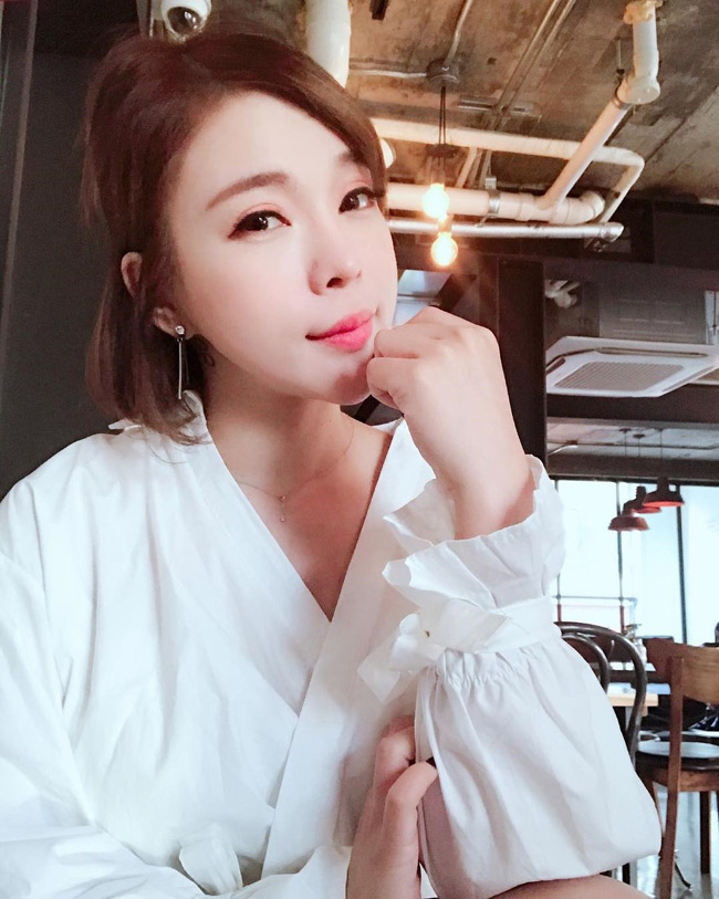 Sở hữu mái&nbsp;tóc ngắn cá tính nhưng lại có phong cách ăn mặc rất nữ tính, dịu dàng,Jocelyn Kao nổi bật giữa &#34;rừng gái xinh&#34;.&nbsp;