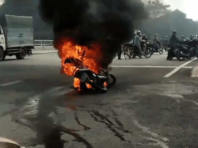 Xe máy bốc cháy dữ dội, 2 người vứt xe chạy thoát thân