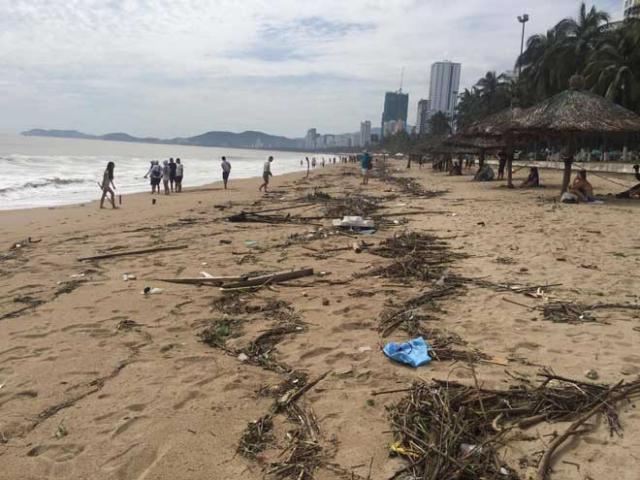 Sau bão càn quét, bãi biển Nha Trang thành “núi rác”