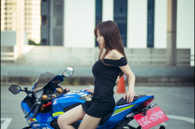 Khoe vòng một căng đầy nhựa sống.
