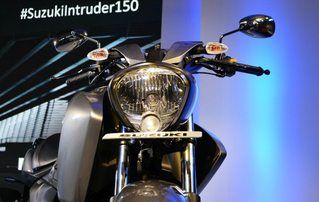 Mức độ tiết kiệm nhiên liệu của Intruder 150 khá ấn tượng khi đạt 55 km/l ở đường cao tốc và 50 km/l ở đường phố. Với chỉ số này, Intruder 150 có khả năng tăng cường khoảng cách hành trình khá xa. Ảnh hệ thống treo trước và đèn pha xe.