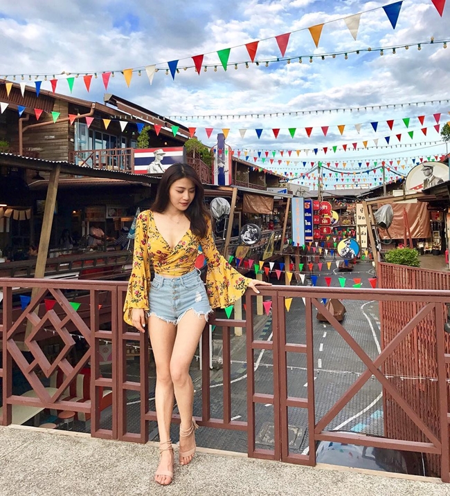 Trang phục đời thường của cô cũng hướng tới sự gợi cảm, thoải mái, năng động và trẻ trung.