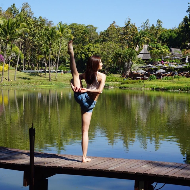 Thiên Dư giành thời gian tập yoga khi đi du lịch ở nơi có cảnh sắc &#34;hữu tình&#34;. Bức ảnh nhận được hàng nghìn lượt thích trên Facebook.