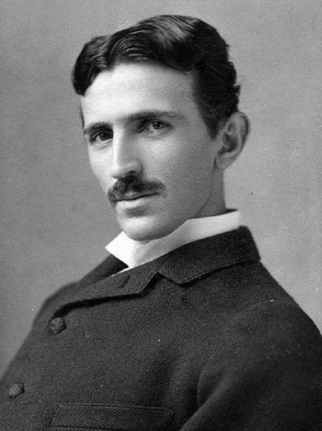 Nikola Tesla kích thích tế bào não bằng bài tập dành riêng cho ngón chân. Telsa nổi tiếng là người đã phát minh ra dòng điện xoay chiều cùng hơn 100 bằng sáng chế vật lý có giá trị. Ông có thói quen massage các ngón chân, đặc biệt là ngón chân cái vào mỗi tối. Mặc dù chưa có nghiên cứu khoa học nào chứng minh các ngón chân có tác dụng kích thích tế bào não nhưng nhiều nhà khoa học tin rằng, cọ xát ngón chân cái thường xuyên có tác dụng tăng cường sự tập trung.