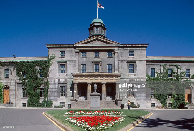 Thủ tướng Canada Justin Trudeau tốt nghiệp khoa Văn học, Đại học McGill năm 1994.