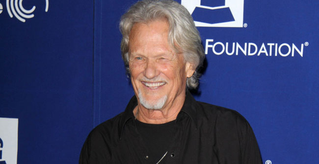 3. Kris Kristofferson, IQ: 163. Kris Kristofferson là một ca sĩ, nhạc sĩ, diễn viên rất thành công. Không chỉ là tác giả của ca khúc hit &#34;Me and Bobby McGee&#34; được vinh danh tại giải thưởng âm nhạc Country Music mà Kristofferson còn giành giải Quả cầu vàng cho vai diễn trong phim “A Star Is Born”.