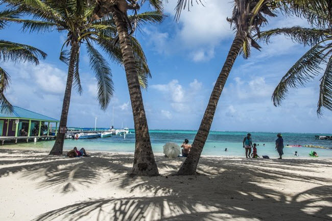 Belize: Quốc gia nhỏ có biên giới giáp Mexico và Guatemala, nổi tiếng với các bãi biển cát trắng, rừng nhiệt đới và tàn tích của người Maya. Tới Belize, du khách cũng có cơ hội khám phá rạn san hô lớn thứ hai thế giới.