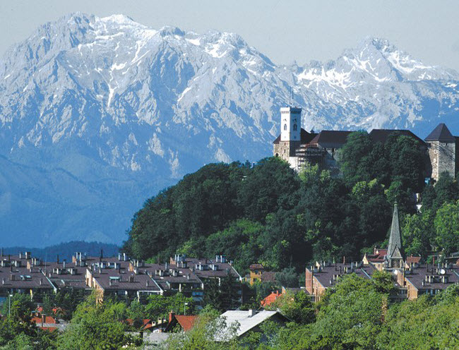 Ljubljana, Slovenia: Thành phố này nổi tiếng với những công trình kiến trúc cổ kính cùng nhiều không gian xanh. Nơi đây có đầy đủ dịch vụ tiện nghi phục vụ du khách như quán bar, nhà hàng, cửa hàng và khách sạn.