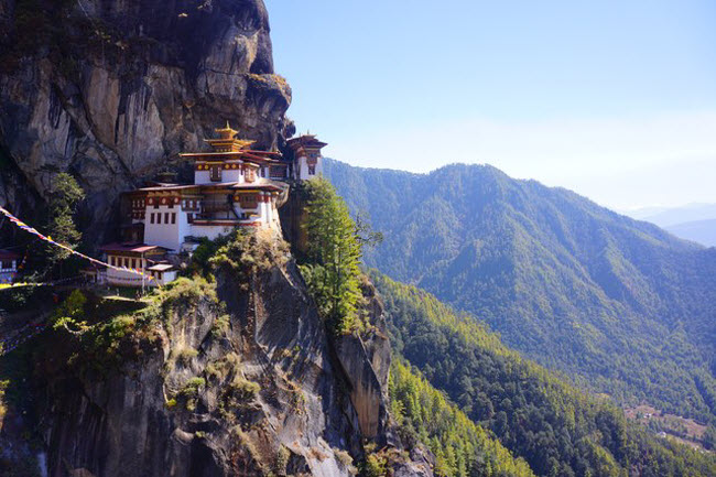 Bhutan: Quốc gia này nổi tiếng với các tu viện đạo Phật và phong cảnh tuyệt đẹp dọc dãy núi Himalaya. Việc di&nbsp;chuyển tới Bhutan sẽ trở nên dễ dàng hơn, khi sân bay Yonphula mở thêm đường băng mới. Tập đoàn Six Senses cũng sẽ đưa vào tổ hợp nghỉ dưỡng mới tại đây vào năm 218.