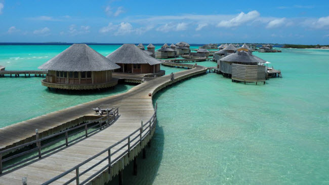 Soneva Jani là khu nghỉ dưỡng thứ hai của Soneva tại Maldives. Mặc dù khu nghỉ dưỡng nằm trên hòn đảo hoang Medhufaru, nhưng phần lớn các công trình được xây dựng trên mặt nước.