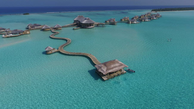 Sau đó, du khách được đưa tới biệt thự đã đặt bằng tàu.