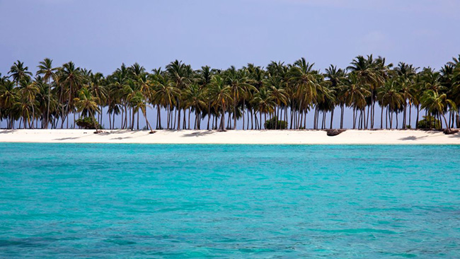Agatti, Lakshadweep: Nằm cách bờ biển Kochi 460km, đảo nhỏ Agatti là một phần của Lakshadweep - lãnh thổ liên minh nhỏ nhất của Ấn Độ. Những bãi cát trắng, rạn san hô đa dạng và vùng nước ngọc lam làm cho bãi biển này trở thành thiên đường nơi hạ giới. Tuy nhiên, du khách cần phải có giấy phép đặc biệt để đến thăm và nghỉ dưỡng tại nơi này.