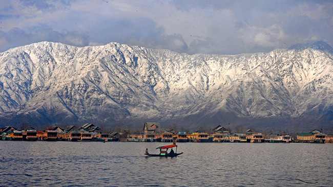 Dal Lake, Srinagar: Được biết đến là &#34;viên ngọc quý trên vương miện&#34; của vùng đất Kashmir. Tại đây, hồ Dal là một nơi đẹp nhất. Được bao bọc bởi những khu vườn xinh đẹp và những ngọn núi phủ đầy tuyết, du khách sẽ cảm thấy thư thái nhất khi được ngồi trên một chiếc thuyền gỗ shikara truyền thống bồng bềnh&nbsp;trên mặt hồ nước long lanh.
