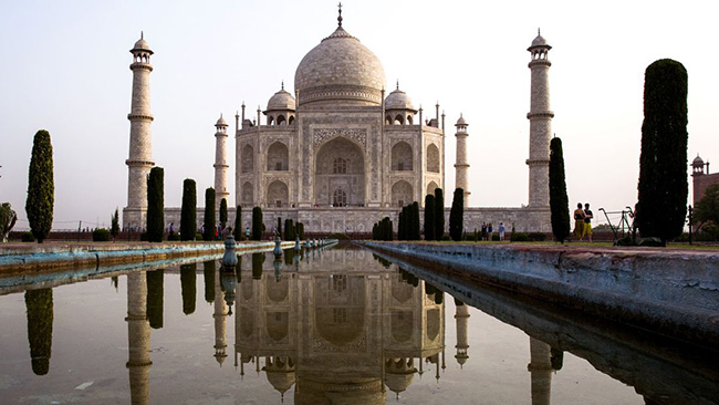 Taj Mahal, Agra, Uttar Pradesh: &nbsp;Danh sách các địa điểm đẹp nhất ở Ấn Độ sẽ không được hoàn thành mà không có Taj Mahal. Lăng mộ bằng đá cẩm thạch và ngà voi được xây dựng vào năm 1600 bởi hoàng đế Mughal Shah Jahan để tưởng nhớ người vợ thứ ba của ông, Mumtaz Mahal, người được chôn cùng với Jahan.