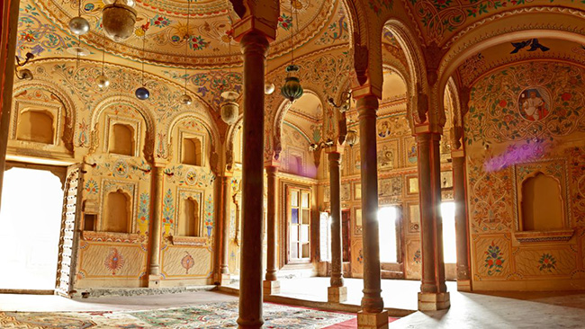 Shekhawati, Rajasthan: Một trong những kiến trúc tuyệt tác được bảo quản tốt nhất. Lâu đài được chạm khắc và trang trí lộng lẫy này nằm ở khu vực Shekhawati, Rajasthan, Ấn Độ. Tòa lâu đài được xây dựng với mục đích để khoe khoang về sự giàu có của chủ nhân tòa lâu đài lúc đó với mặt tiền và nội thất được bao phủ bởi những bức tranh tường đầy màu sắc và rất tinh tế, thể hiện mọi thứ từ những cuốn hồi ký du lịch của chủ nhân đến thần thoại dân gian.