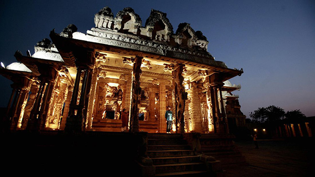 Hampi, Karnataka: Những tàn tích của thủ đô cuối cùng trong đế chế của đại đế Hindu Vijayanagara. Đến ngày nay, đây vẫn là một điểm đến đầy thu hút và hấp dẫn. Được ghi tên vào danh sách di sản thế giới của UNESCO vào năm 1986, có hơn 1.600 di tích cổ trong khu phức hợp Hampi bao gồm các pháo đài, đền thờ, khu phức hợp hoàng gia và các tháp trụ cột.