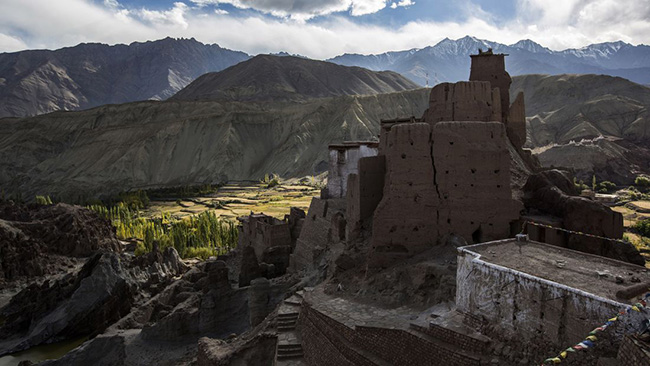 Basgo Monastery, Ladakh: Với một mặt tiền bằng gạch bùn khiêm tốn, Tu viện Basgo không xây dựng toàn bằng đá phổ biến như các tu viện khác ở Leh. Những du khách đến thăm nơi đây sẽ được thỏa mãn với những bức tranh tường đầy màu sắc từ thế kỷ 16 và một tượng thần đồng cao 14 mét của Đức Phật Di Lặc. Đó là cấu trúc tôn giáo còn sót lại lâu đời nhất của kiến trúc này.