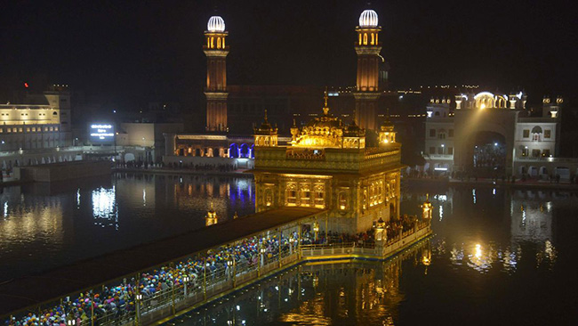 Harmandir Sahib, Amritsar, Punjab: Harmandir Sahib là một khu phức hợp thánh địa cho người Sikh bao gồm &#34;Đền Vàng&#34; nằm giữa một hồ lớn. Những mái vòm của ngôi đền hoàn toàn bằng vàng được phản chiếu lấp lánh xuống mặt nước hồ Nectar được coi là điểm nhấn của thánh địa.