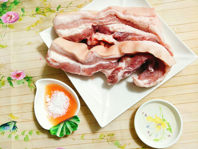 Tuyệt chiêu làm thịt quay giòn bì không cần lò nướng - 2