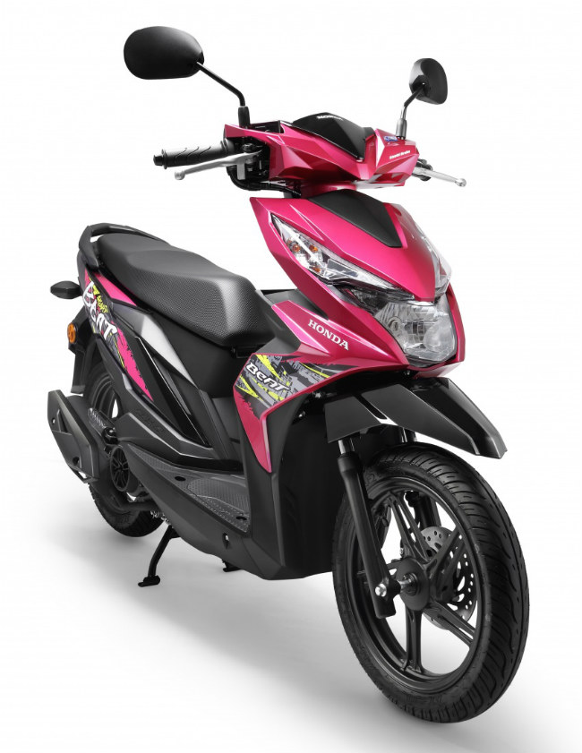 Cung cấp sức mạnh cho xe mới là bộ động cơ làm mát bằng không khí, 4 thì, đơn xi-lanh, dung tích 108.2cc được nạp nhiên liệu bằng PGM-FI, sản sinh công suất tối đa 8.77 mã lực tại 7.500 vòng/phút. Ảnh 2018 Honda BeAT màu đỏ.
