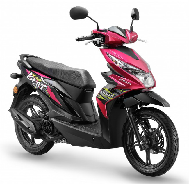 Nhằm tới phân khúc giới trẻ đông đảo, đặc biệt là tầng lớp học sinh cuối cấp trung học phổ thông và các sinh viên đại học, 2018 Honda BeAT có đồ họa kiểu graffiti mới và giá bán tại Malaysia rất hợp lý 5.724 RM &#40;31,28 triệu VNĐ&#41;, bao gồm thuế hàng hóa và dịch vụ &#40;GST&#41;. Mức giá này cũng chỉ nhỉnh lên một chút không đáng kể so với phiên bản 2017 Honda BeAT.