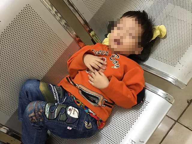 HN: Bé trai 3 tuổi bị người phụ nữ bỏ rơi tại nhà nghỉ
