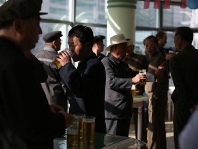 Bị cấm vận bủa vây, Triều Tiên cấm tổ chức uống bia rượu, hát múa