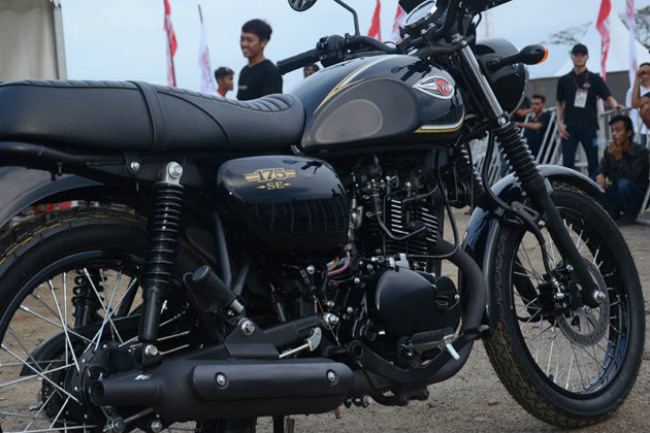 Đây là một người anh em họ trẻ trung hơn so với Kawasaki W250, ở phân khúc dưới 200cc mà đã từng rò rỉ ảnh nhiều lần trước đây. Ảnh cận cảnh hệ thống động cơ, bình xăng W175.